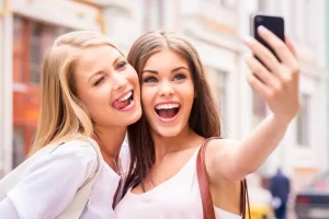Nasıl fotojenik olunur? Selfie çekerken daha güzel görünme yolları