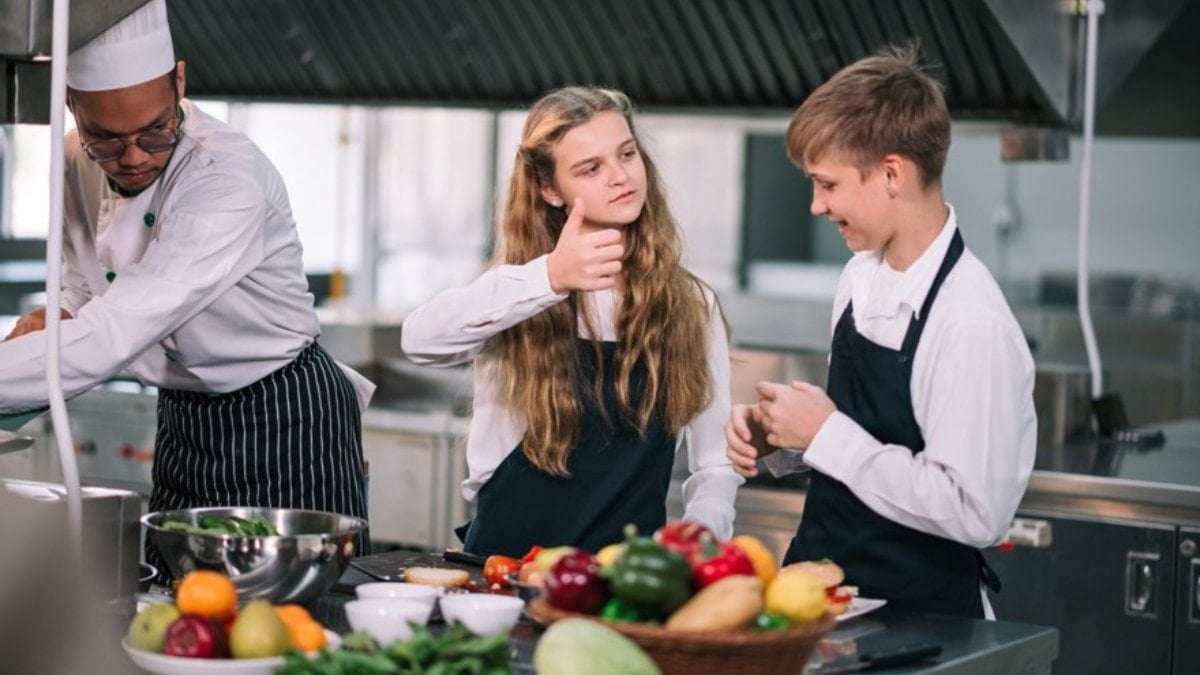 Öğrenciler ucuz işçi, okullar fabrika oldu