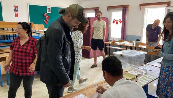Oyuncu Nejat İşler ve sanatçı Fedon oylarını Bodrum’da kullandı