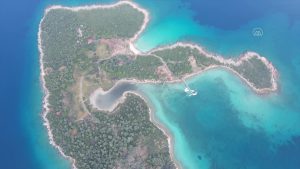 Sedir Adası’nın ziyaretçileri hem denize giriyor hem tarihi yapıları geziyor