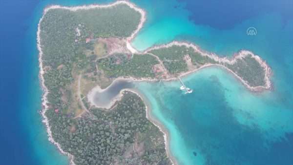 Sedir Adası’nın ziyaretçileri hem denize giriyor hem tarihi yapıları geziyor