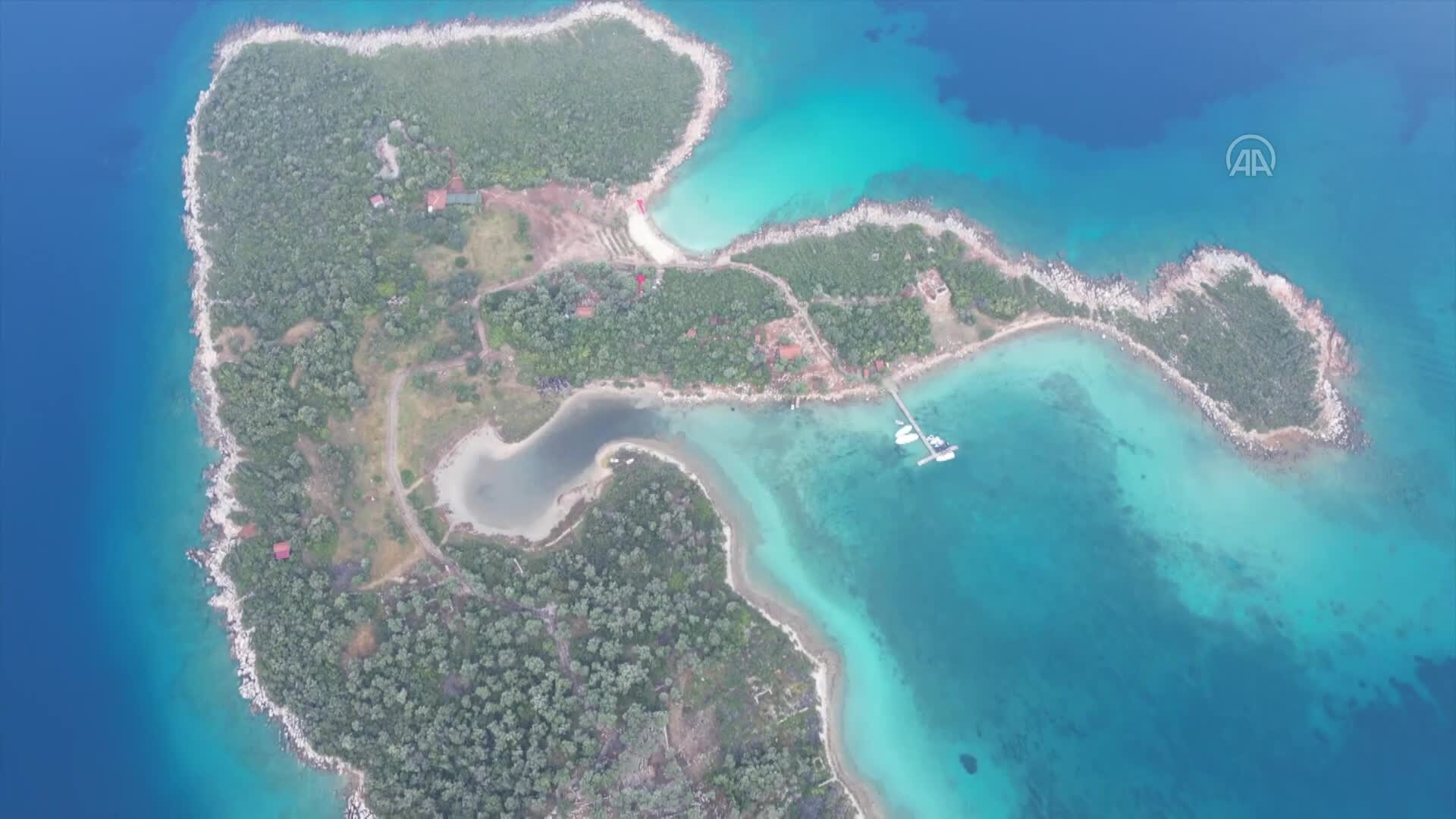 Sedir Adası’nın ziyaretçileri hem denize giriyor hem tarihi yapıları geziyor