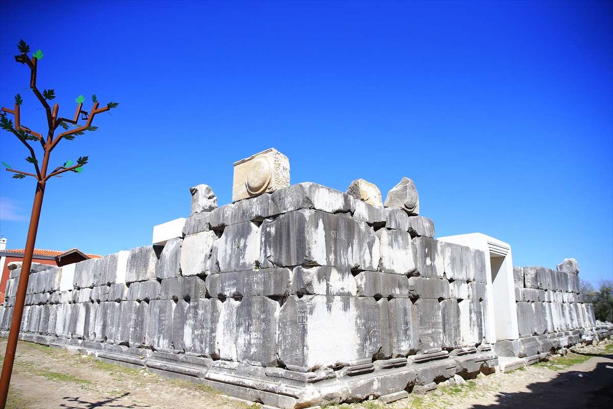 Stratonikeia’nın 2 bin 200 yıllık meclis binasına yeni basamak taşları eklendi