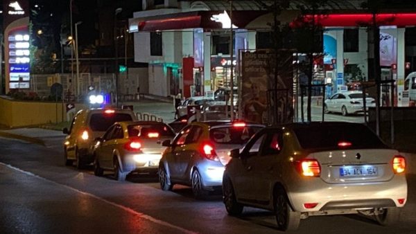 Akaryakıtta zam kuyrukları geri döndü