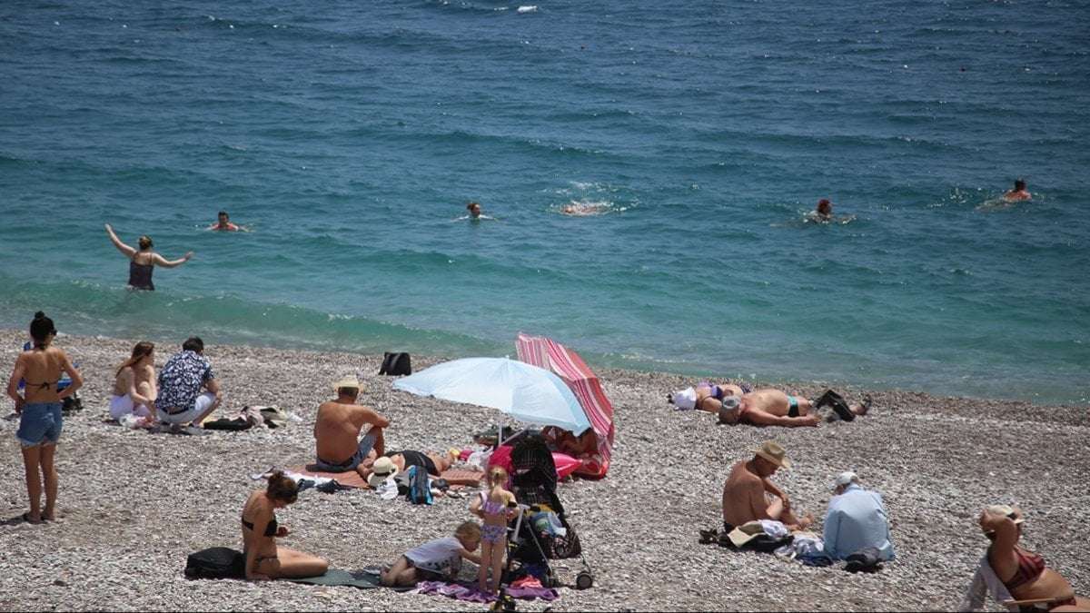 Antalya sahillerinde güneşli hava yoğunluğu