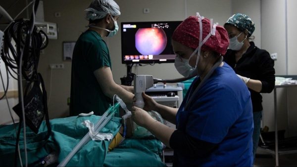 Çocuklarda gözde beyaz ışık parlamasına dikkat