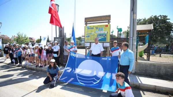 Dardanos Halk Plajı’na ‘Mavi Bayrak’ asıldı