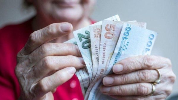 Emekliler, asgari ücret kadar bayram ikramiyesi istiyor