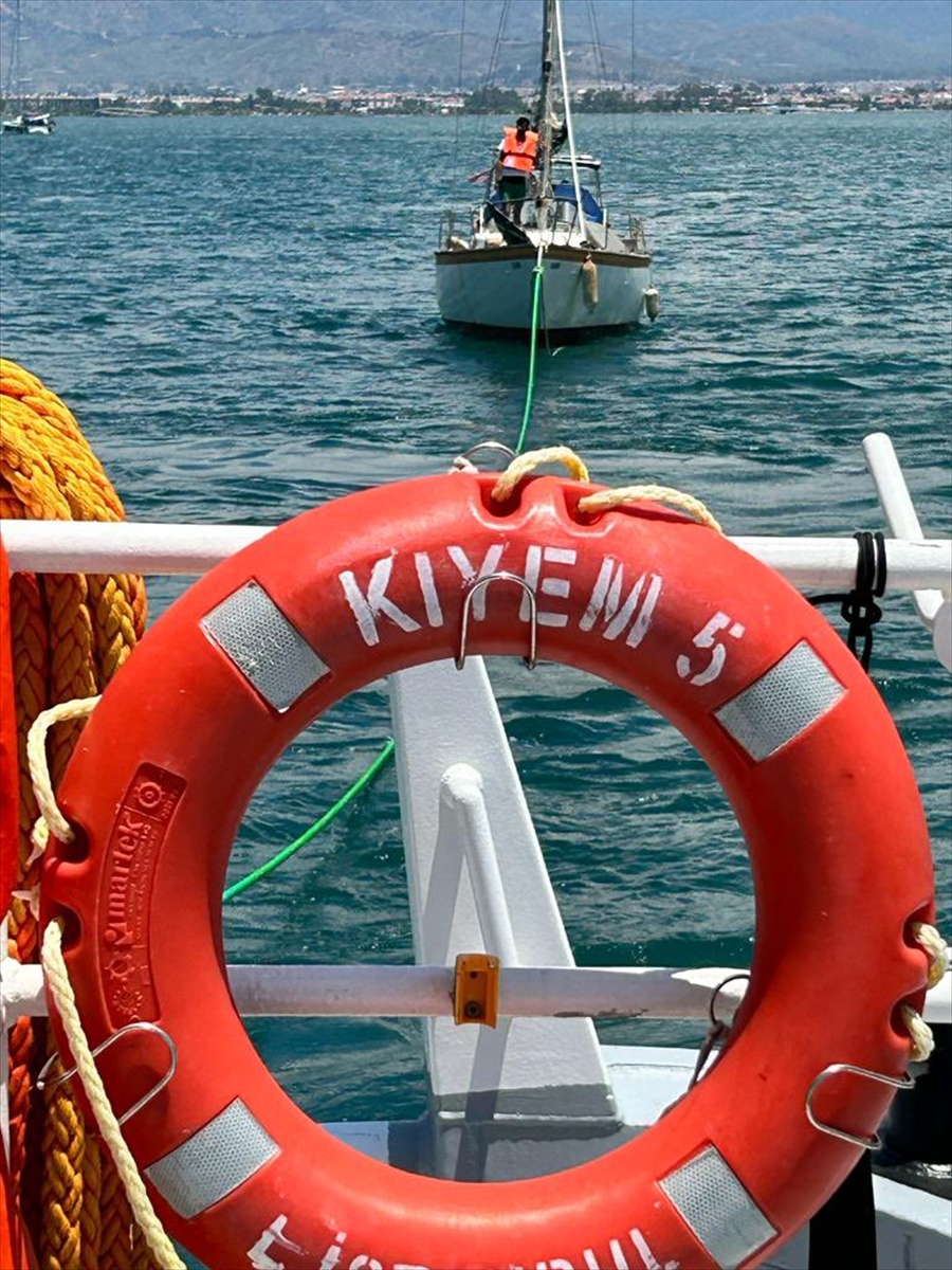 Fethiye’de denizde sürüklenen tekne kıyıya yanaştırıldı
