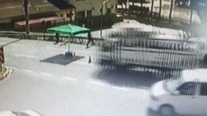 Freni boşalan kamyonet polis kontrol noktasına çarptı