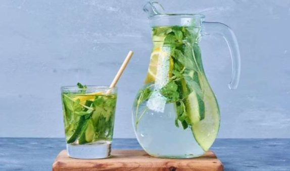 Kalorisiz ve şekersiz yaz içecekleri: Soğuk yeşil çay, limonata, smoothie tarifi…
