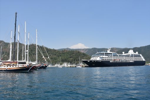 Marmaris’e lüks kruvaziyerle 460 turist geldi