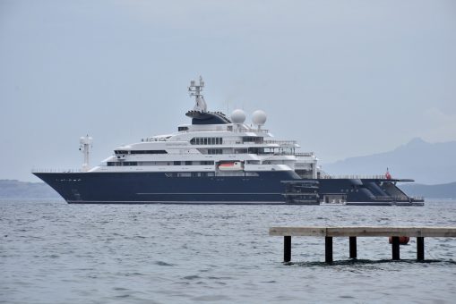Mega yat “Octopus” Bodrum’a demir attı