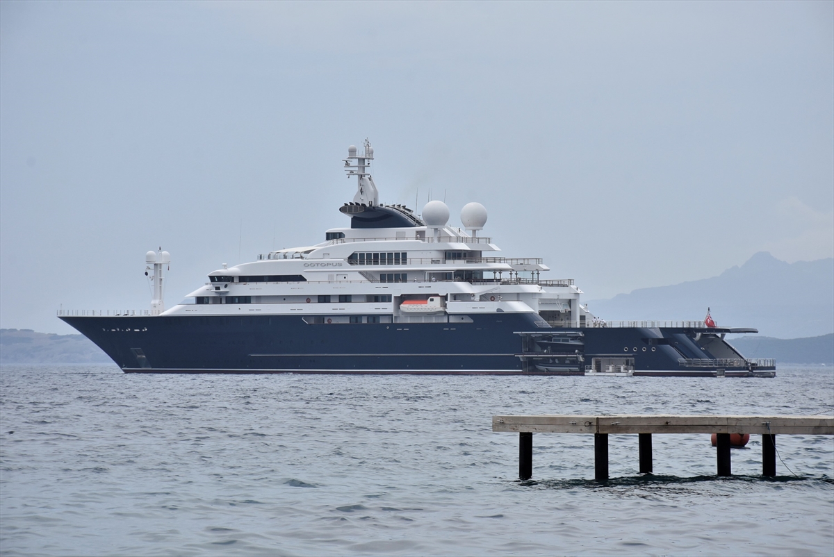 Mega yat “Octopus” Bodrum’a demir attı