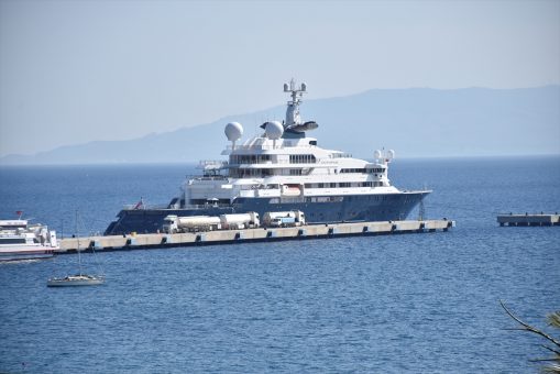 Mega yat “Octopus”a yakıt ikmali yapıldı