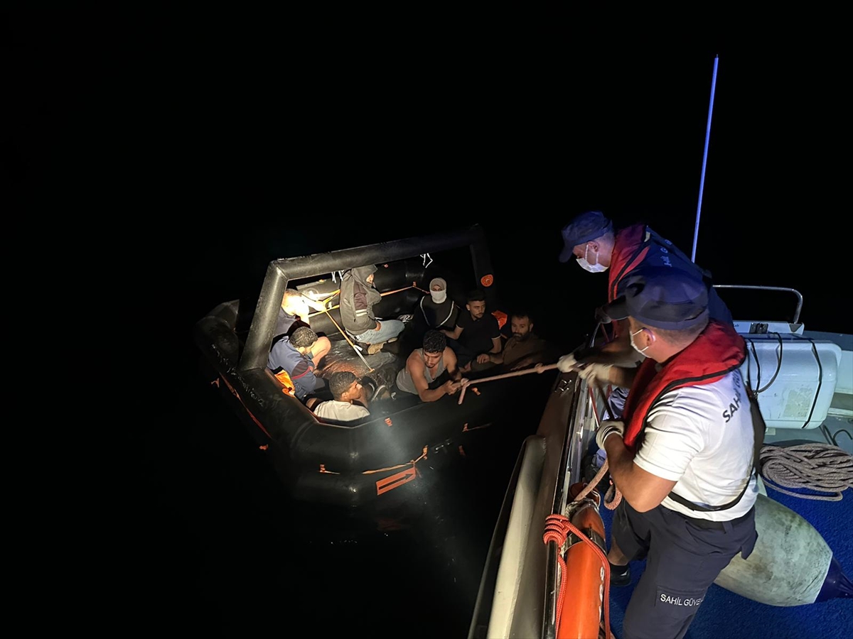 Muğla açıklarında 66 düzensiz göçmen kurtarıldı, 17 göçmen yakalandı