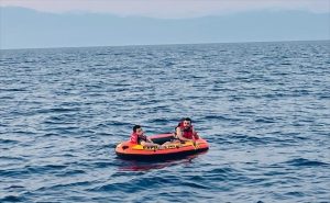 Muğla açıklarında Yunanistan unsurlarınca geri itilen 2 düzensiz göçmen kurtarıldı