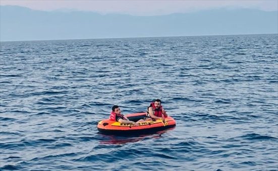 Muğla açıklarında Yunanistan unsurlarınca geri itilen 2 düzensiz göçmen kurtarıldı