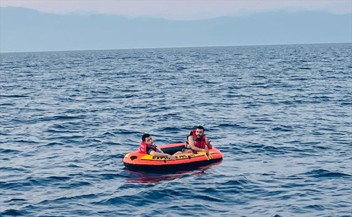 Muğla açıklarında Yunanistan unsurlarınca geri itilen 2 düzensiz göçmen kurtarıldı