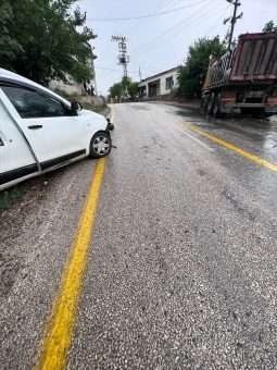 Muğla’da kamyonla otomobilin çarpıştığı kazada 2 kişi yaralandı