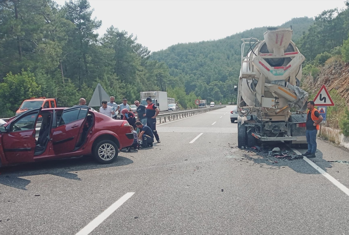 Muğla’da otomobil beton mikserine çarptı, 1 kişi öldü, 1 kişi yaralandı
