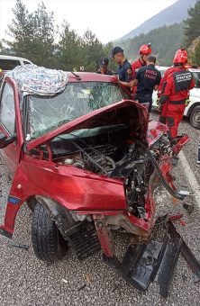 Muğla’da yolcu otobüsüyle çarpışan otomobildeki 2 kişi öldü