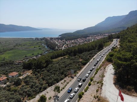 Ölüdeniz ve Akyaka’da  tatilciler uzun araç kuyrukları oluşturdu