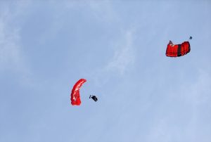 “Yarasa adam” limitleri zorlayan atlayışlarla hava sporlarına dikkati çekmek istiyor