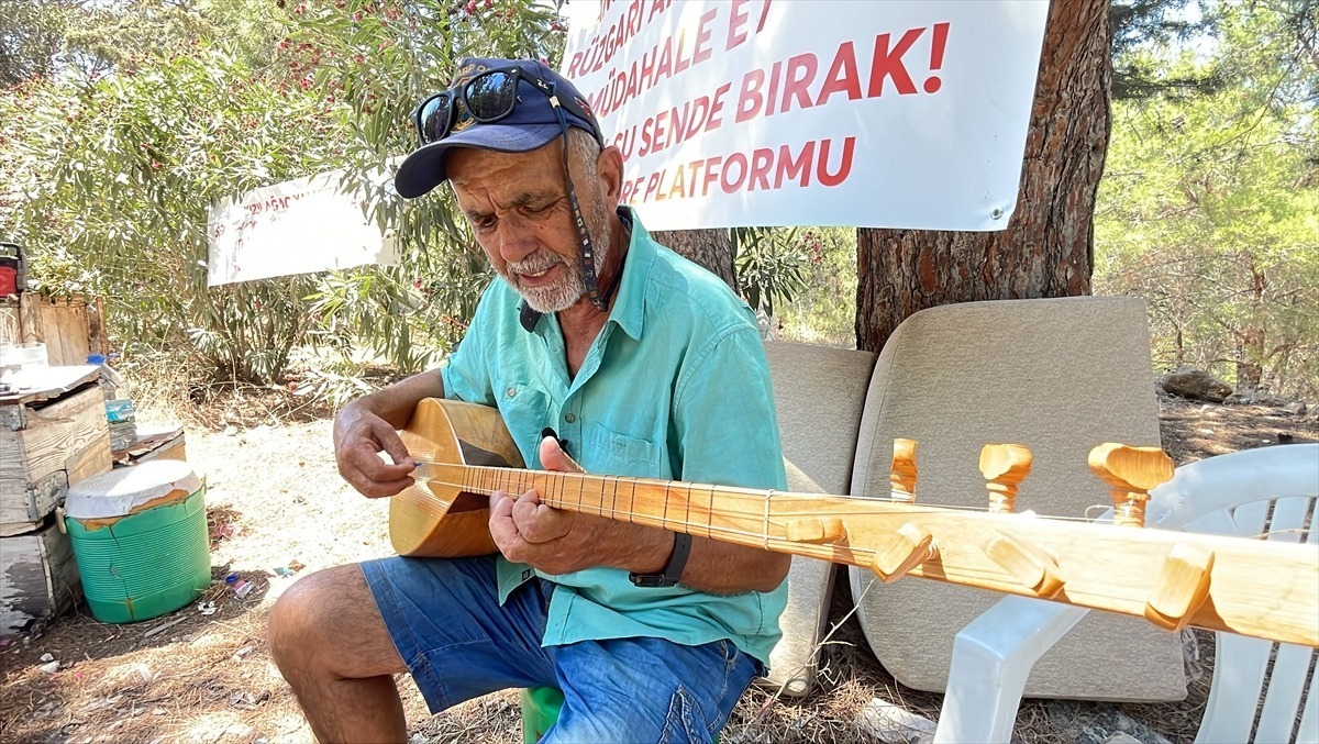 Bodrum'da yöresel sanatçı orman yangınlarına karşı stant kurdu. Bodrum'da yöresel sanatçı orman yangınlarına karşı kurduğu stantta farkındalık oluşturmaya çalışıyor