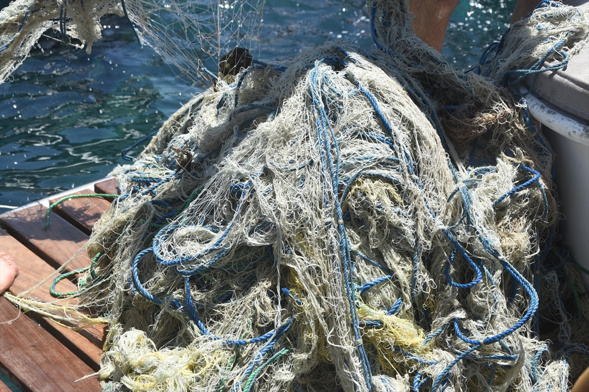 Bodrum’da dalgıçlar deniz dibinde ağ temizliği yaptı