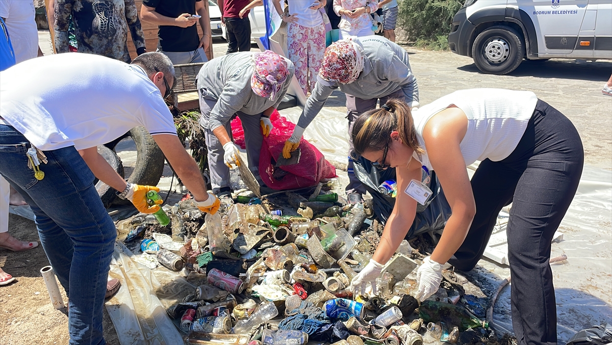 Bodrum’da dalgıçlar deniz dibinden 200 kilogram atık çıkardı