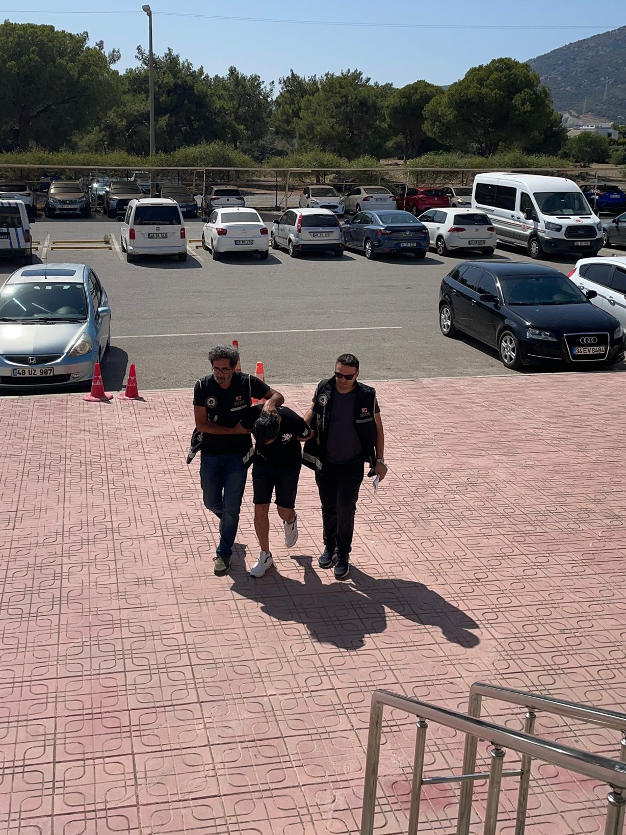 Bodrum’da kendini MİT mensubu olarak tanıtarak dolandırıcılık yapan zanlı yakalandı