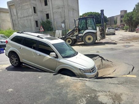 Bodrum’da otomobil yolda oluşan çukura düştü