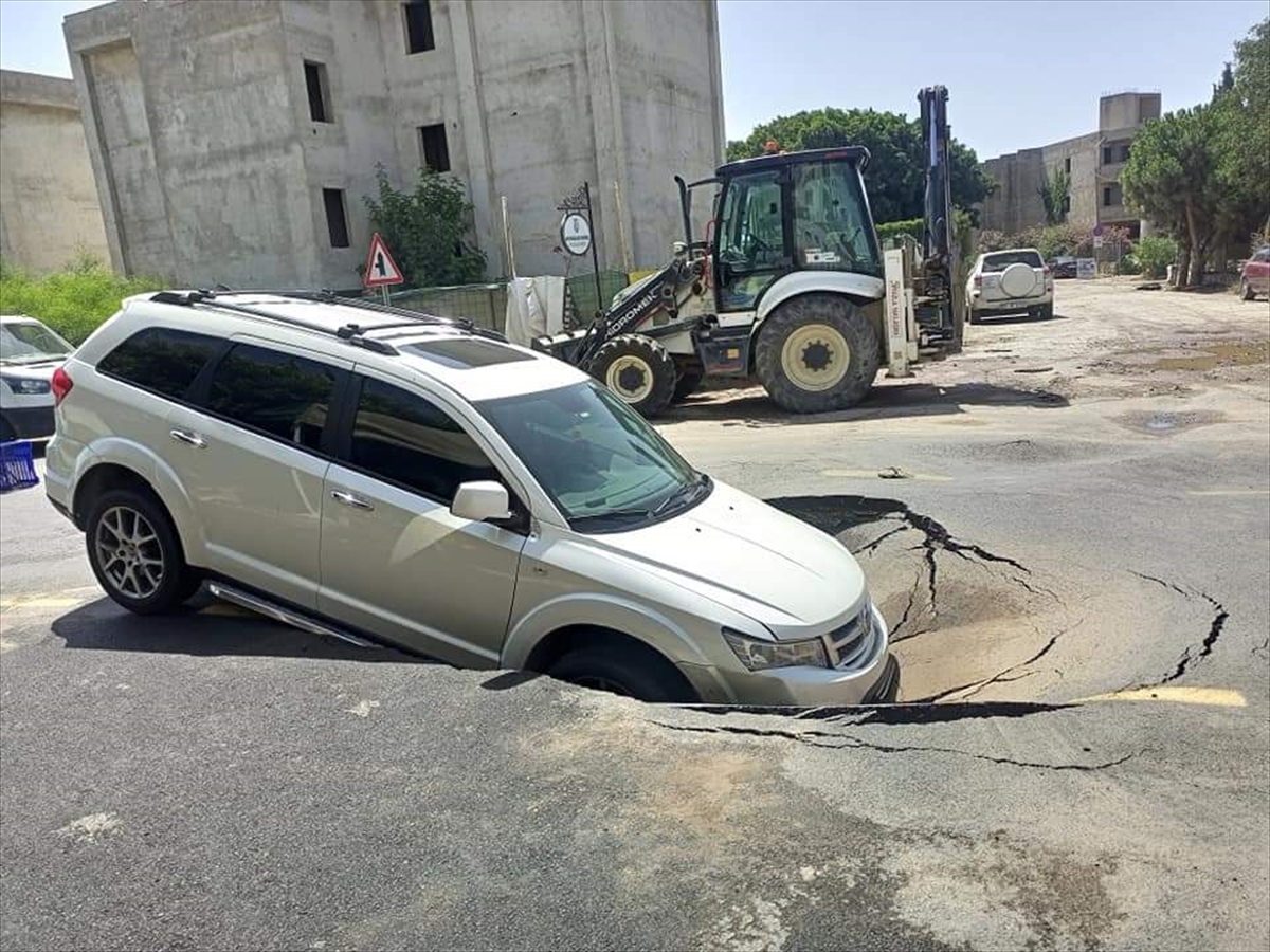 Bodrum’da otomobil yolda oluşan çukura düştü