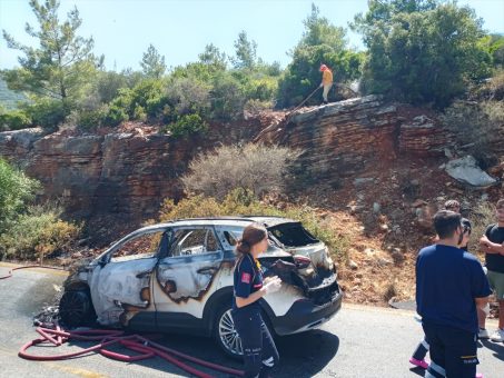 Bodrum’da seyir halindeyken alev alan otomobil yandı