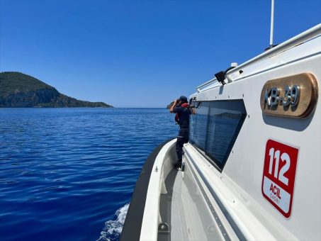 Fethiye’de kaybolan kişiye açık denizde sığındığı teknede ulaşıldı