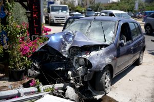 iki otomobilin çarpışması sonucu 2 kişi yaralandı