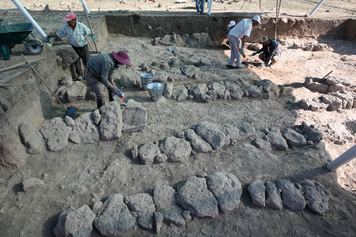 Malazgirt Savaşı alanının tespiti için yapılan kazıda 15 mezar açıldı