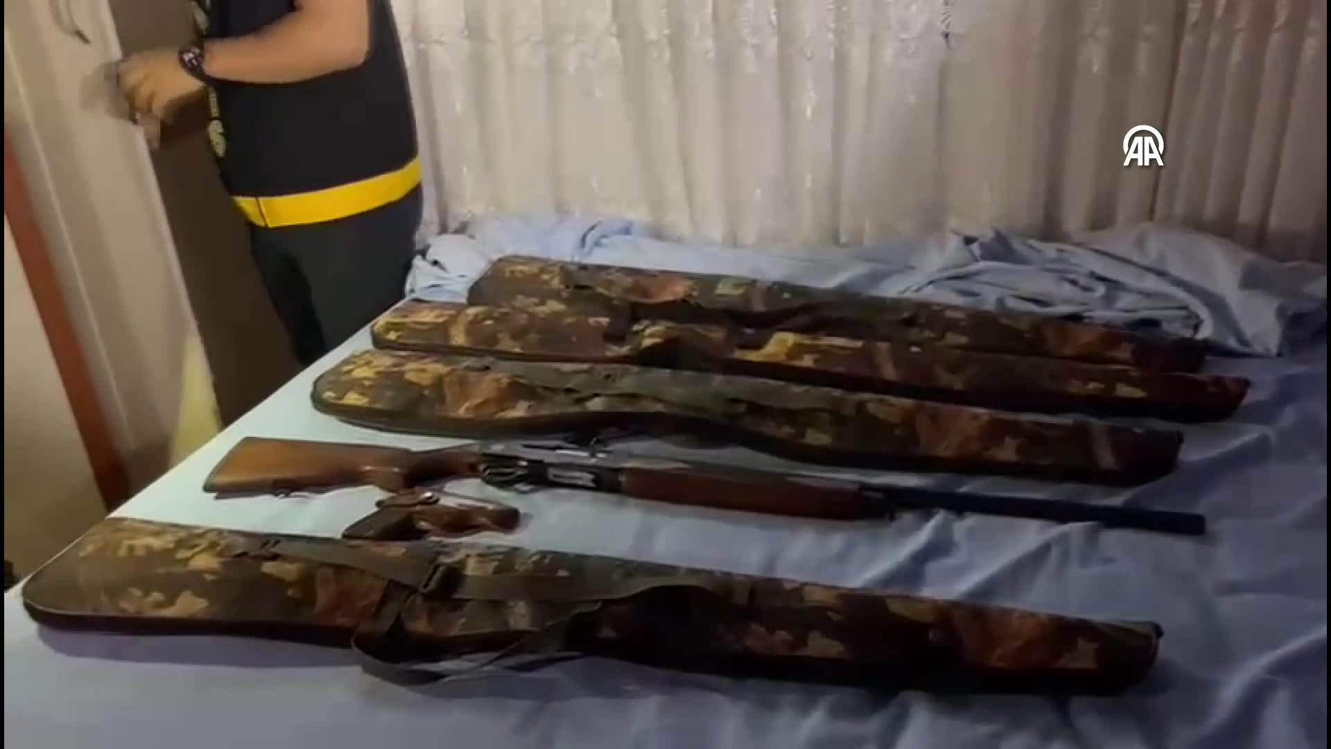 Marmaris’te evinde 21 tüfek ve 8 tabanca ele geçirilen zanlı tutuklandı