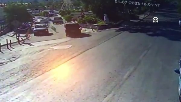 Minibüsle çarpışan motosikletteki 1 kişi öldü, 1 kişi yaralandı