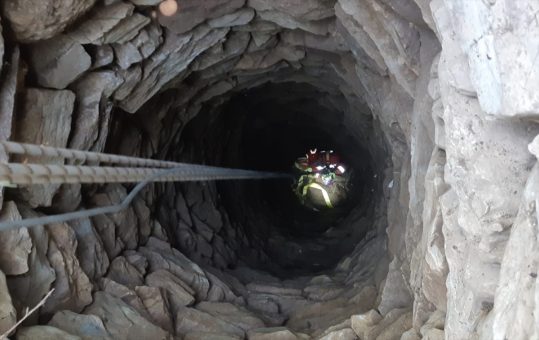 Muğla’da boş su kuyusuna düşen keçileri itfaiye ekipleri çıkardı