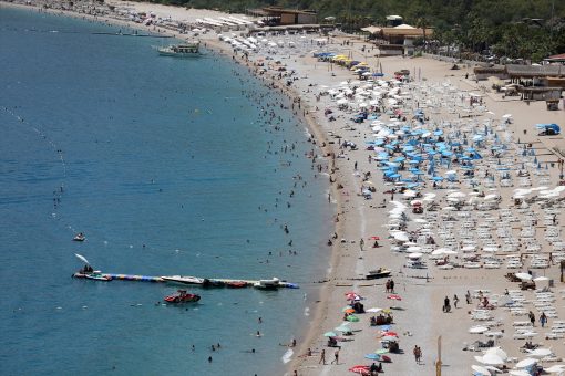 Sıcaktan bunalanlar denizde serinlemeye çalıştı