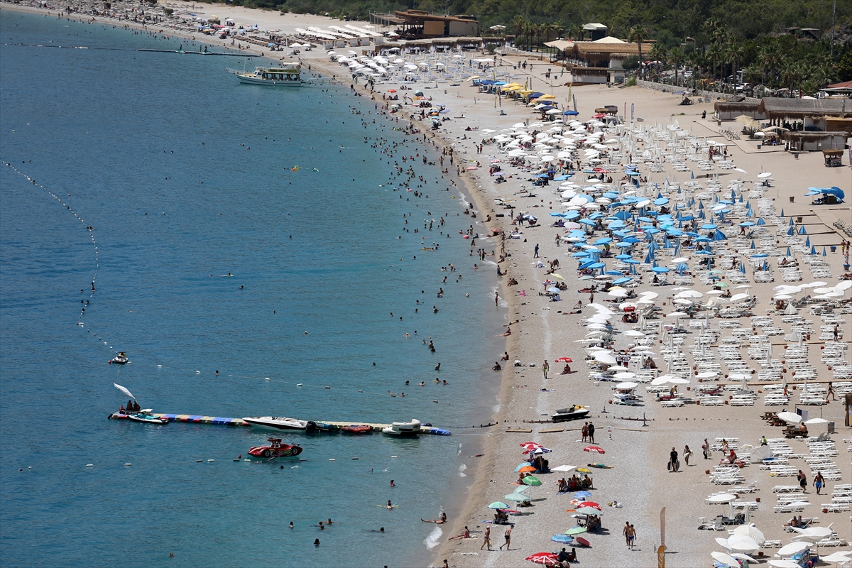 Sıcaktan bunalanlar denizde serinlemeye çalıştı