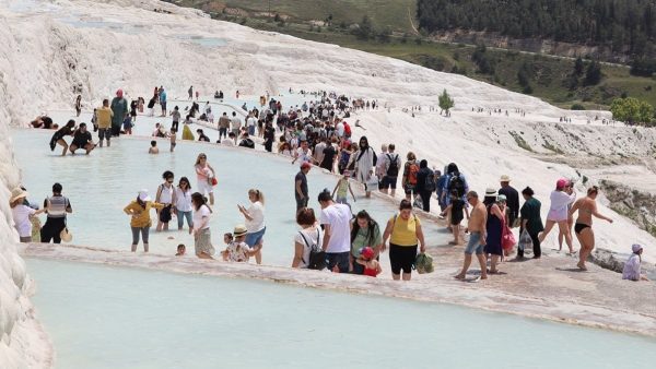 Pamukkale yılın ilk yarısında 811 bin 156 ziyaretçiyi ağırladı