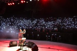 Şarkıcı Cem Adrian Marmaris’te konser verdi