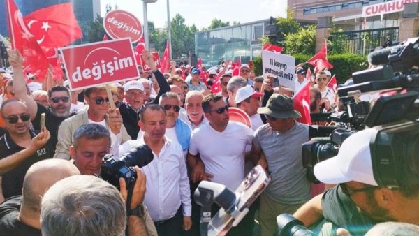 Tanju Özcan CHP Genel Merkezi’nde