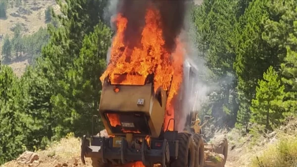 Muğla’da ormanlık alanda alev alan greyderin söndürülme anı hava aracından görüntülendi