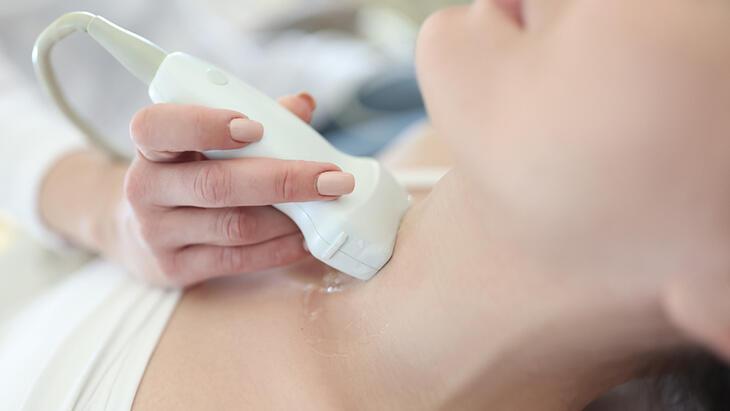 Tiroit nodülü 4 cm’den büyükse dikkat! Ameliyat mı yoksa ilaç mı gerekiyor?