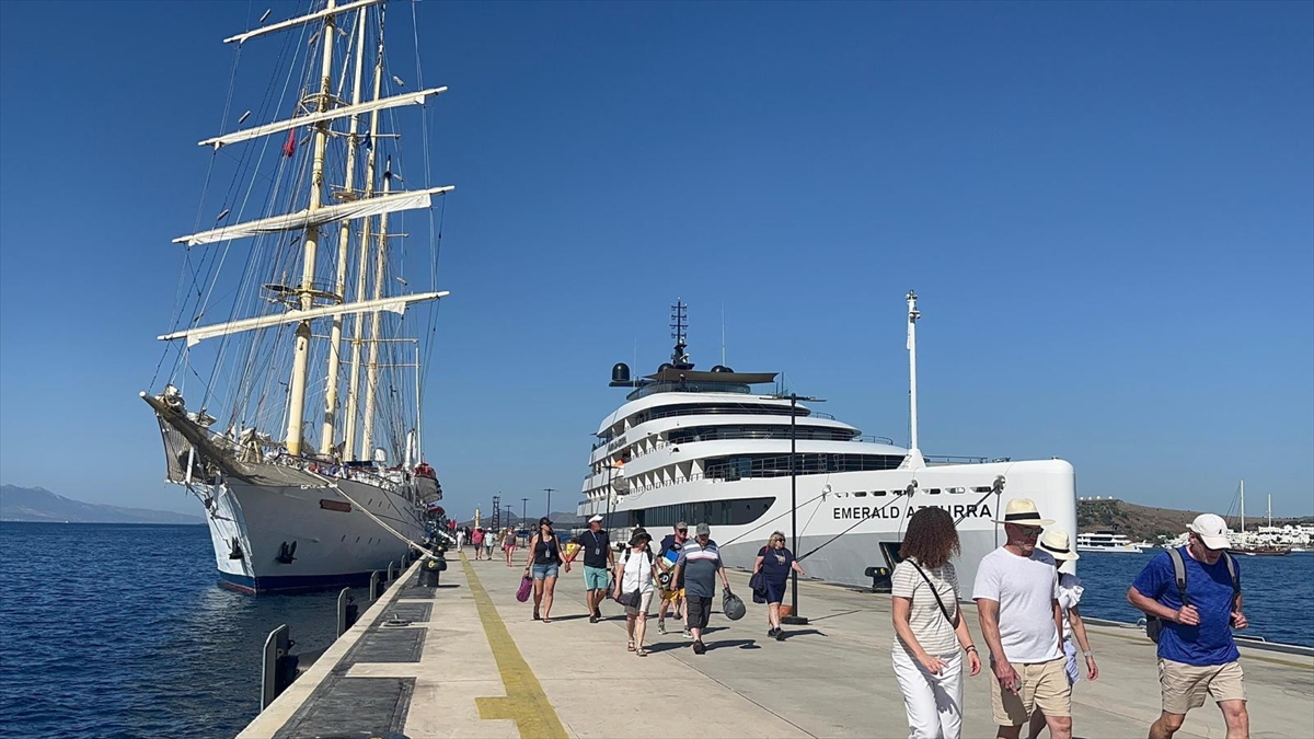 Bahamalar ve Malta bayraklı iki kruvaziyer Bodrum’u ziyaret etti