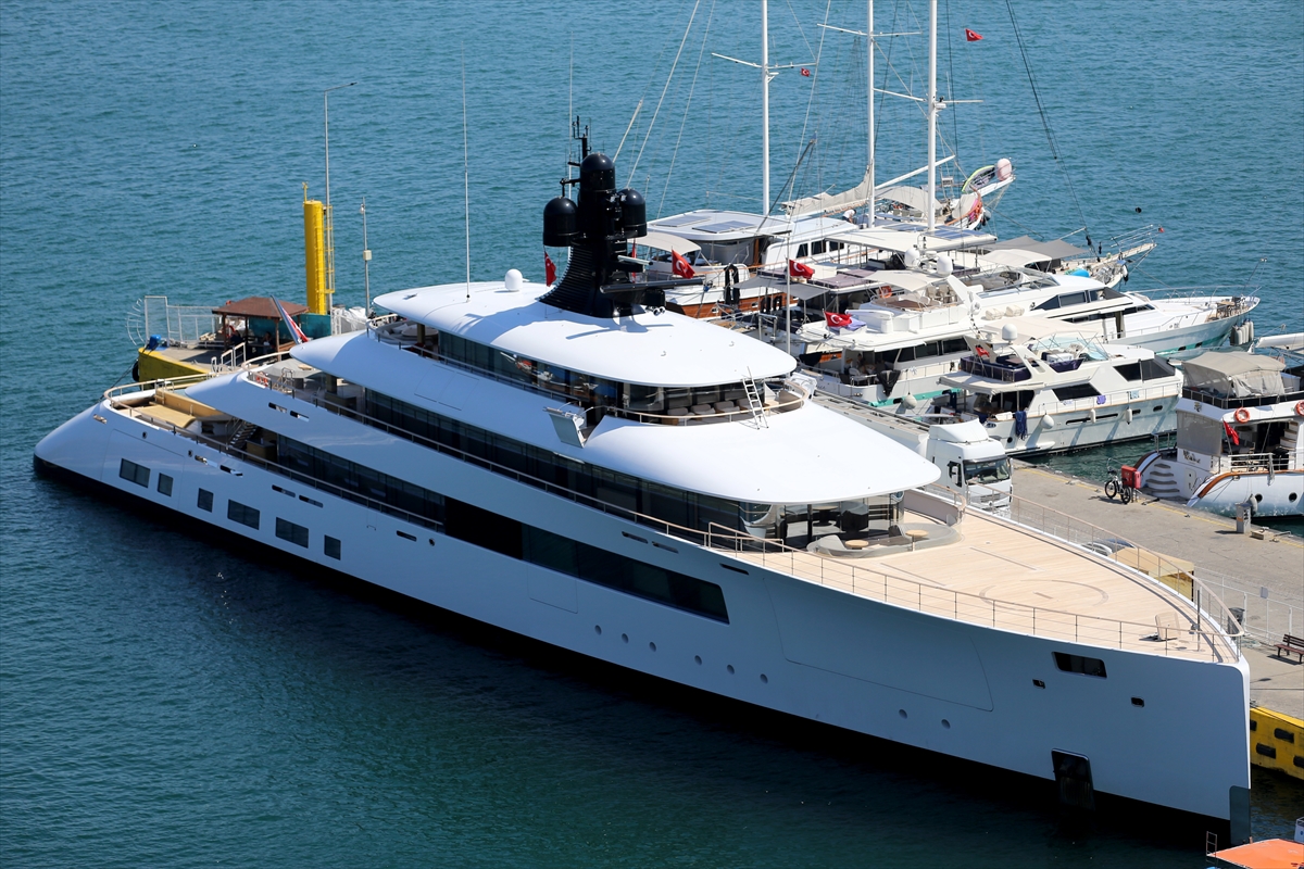 Fethiye’de süper yat Pi’ye yakıt ikmali yapıldı